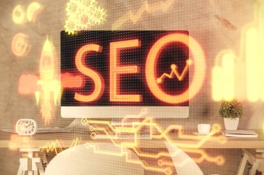 SEO çizimine ve ofis içi arka planına iki kez maruz kalmış. Arama optimizasyon motoru kavramı.