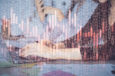 Bilgisayarda ve finansal grafik hologramında yazı yazan kadın ellerine çoklu maruz kalma. Borsa analizi kavramı.