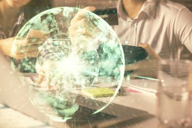 Kredi kartı ve iş temalı bir hologram çizimine sahip bir kadınla erkeğin online alışverişe iki kez çıkmaları. E-ticaret maaşı çevrimiçi konsept.