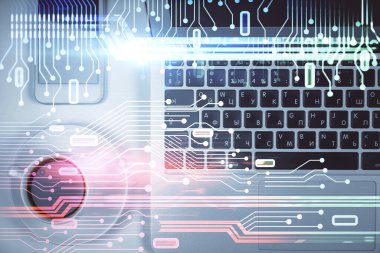 Bilgisayarla üst görünüm çalışma masası arka planında veri temasının çoklu pozlanması hologramı çiziyor. Teknoloji kavramı.