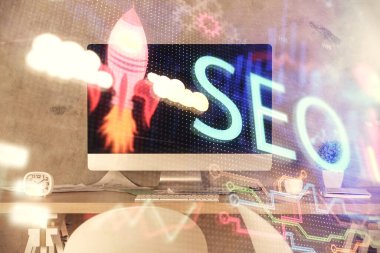 SEO çizimine ve ofis içi arka planına iki kez maruz kalmış. Arama optimizasyon motoru kavramı.