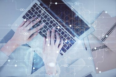Bilgisayar ve veri temalı hologram çizimlerinde çalışan kadın elleri çift pozlama. Üst Manzara. Teknoloji konsepti.