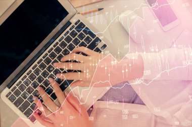 Bilgisayar ve ön x çizim hologramı üzerinde çalışan kadın elleri çift pozlama. Üst Manzara. Mali analiz kavramı.