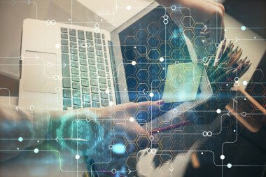 Bilgisayar ve veri temalı hologram çizimleri üzerinde çalışan kadın ellerine çok fazla maruz kalma. Teknoloji kavramı.