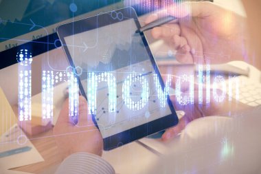 Dijital bir cihaz ve veri temalı çizim kullanan bir adamın el ele tutuşması. Yenilik kavramı.