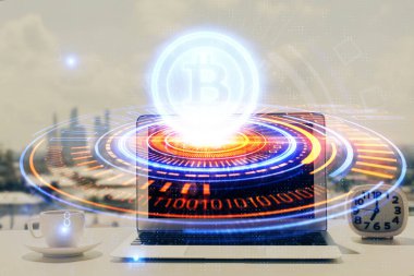 Engelleme zinciri ve kripto ekonomi temalı hologram ve bilgisayar geçmişi olan bir masa. Bitcoin kripto para kavramı.