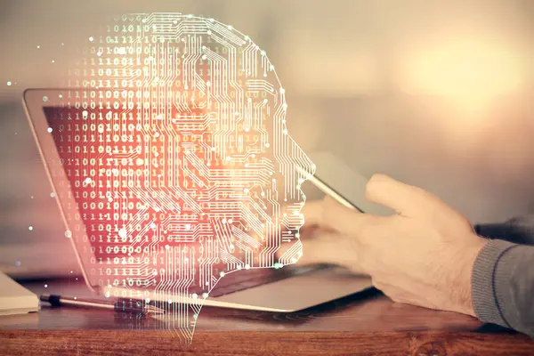 Bir adamın elini tutarken ve dijital bir cihaz ve beyin hologramı çizerken çift pozlama. Veri kavramı.
