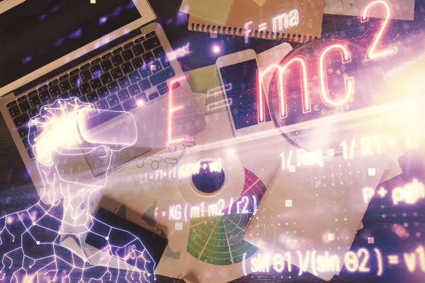 デスクトップの背景にコンピュータ上の数式の図面と物理学と数学のテーマのホログラム 最上階だ 多重露光 教育の概念 — ストック写真