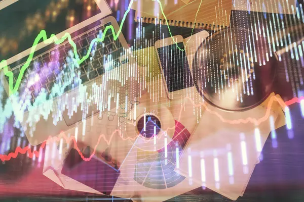 Finans piyasası grafiği ve masaüstü bilgisayarının üst görüntüsü. Çoklu maruz kalma. Yatırım kavramı.