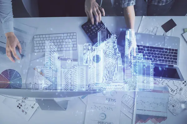 Kadın ve erkeğin birlikte çalışıp hologram çizimlerini çizerken çift pozlama. Akıllı şehir konsepti. Bilgisayar arkaplanı.