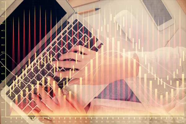 双重曝光的女性手工作在计算机上和外汇海图全息图绘制 顶视图 财务分析概念 — 图库照片