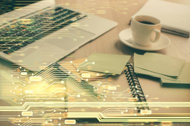 Teknoloji temalı çizimlere ve masa arkasında kahve ve eşyalar olan masaüstüne çoklu pozlama. Veri araştırması kavramı.