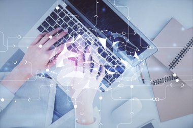 Bilgisayar ve insan beyin hologramı çizimleri üzerinde çalışan bir kadının çifte pozu. Üst Manzara. Ai kavramı.