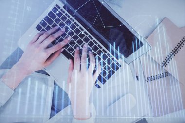 Bilgisayar ve ön grafik hologram çizimi üzerinde çalışan kadın elleri çift pozlama. Üst Manzara. Mali analiz kavramı.