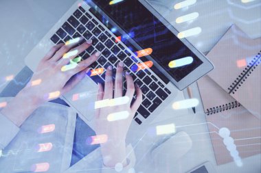 Bilgisayar ve veri temalı hologram çizimlerinde çalışan kadın elleri çift pozlama. Üst Manzara. Teknoloji konsepti.