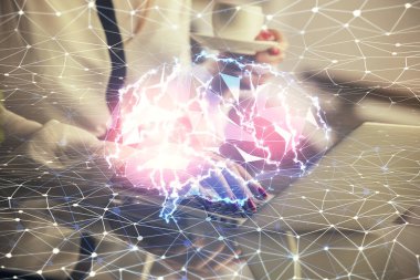 Bilgisayar ve insan beyin hologramı çizimleri üzerinde çalışan kadın ellerine çok maruz kaldı. Ai teknoloji konsepti.
