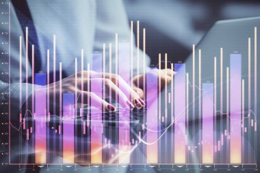 İş kadını ellerinin bilgisayar ve ön x çizelge hologramı çizimlerinde çifte pozlama. Mali analiz kavramı.