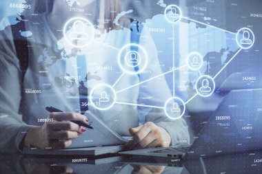 Kadın elinin bilgisayar ve sosyal ağ temalı hologram çizimlerinde çifte pozlama. Halk medyası kavramı.