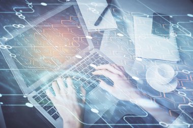 Bilgisayar ve veri temalı hologram çizimlerinde çalışan kadın elleri çift pozlama. Teknoloji kavramı.