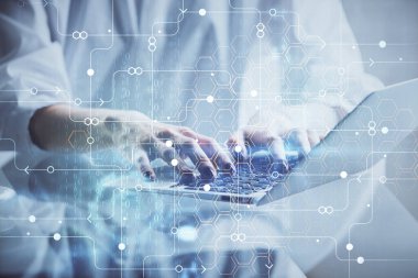 Bilgisayar ve veri temalı hologram çizimlerinde çalışan kadın elleri çift pozlama. Teknoloji kavramı.