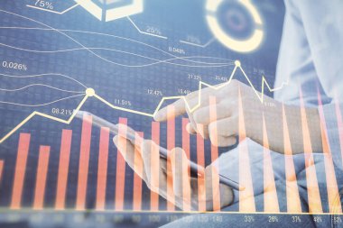 Bir adamın elini tutarken ve dijital bir cihaz ve ön grafik çizimi kullanırken çift pozlama. Finansal piyasa kavramı.