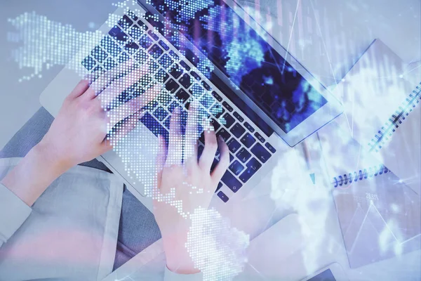 Bilgisayar ve ön grafik hologram çizimi üzerinde çalışan kadın elleri çift pozlama. Üst Manzara. Mali analiz kavramı.