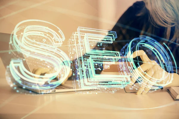 Kredi kartı ve SEO hologram çizimi tutan bir kadının online alışverişine iki kez maruz kalışı. Arama optimizasyonu E-ticaret kavramı.