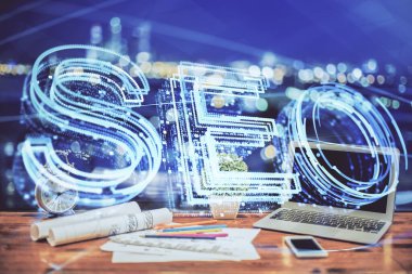 Bilgisayar ve seo çizim hologramı olan bir masanın çifte görüntüsü. Arama optimizasyon kavramı.