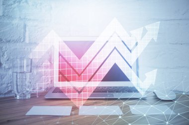 Bilgisayar masaüstünde, okların hologramını gösteriyor. Çifte maruziyet. Başarı kavramı.