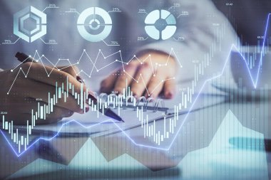 Forex grafik hologramı ile not lar yapan kadın ellerinin çift pozlama. Kavram teknik analizi.