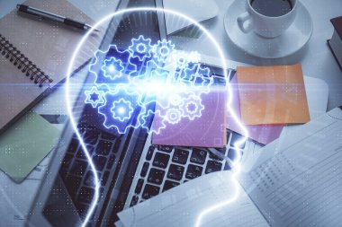Üst görünüm çalışma masası arka planında bilgisayarla beynin hologramına çoklu pozlama. Büyük veri kavramı.