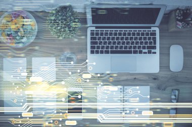 Bilgisayarla üst görünüm çalışma masası arkaplanı üzerinden hologram çizerek veri temasının çifte pozlandırılması. Teknoloji kavramı.