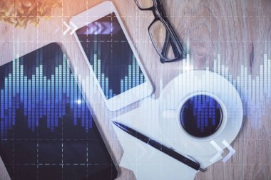 Masaüstünde telefonlu ön x grafik hologramına çift pozlama. Üst Manzara. Mobil ticaret platformu kavramı.