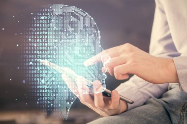 Bir adamın elini tutarken ve dijital bir cihaz ve beyin hologramı çizerken çift pozlama. Veri kavramı.