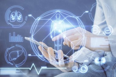 Bir adamın elini tutarken ve telefon ve eğitim teması kullanırken çift pozlama.