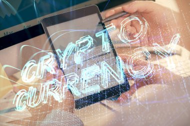 Bir adamın elini tutarken ve telefon ve kripto para birimi engelleme teması kullanırken çift pozlama.