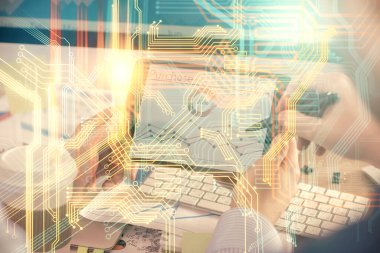 Dijital bir cihaz ve harita kullanarak insanın elini tutarken birden fazla pozlama. Uluslararası iş kavramı.