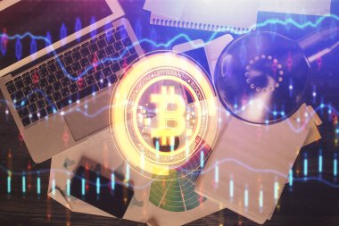 Masaüstü arkaplanındaki bilgisayarın üzerinden engelleme temalı hologram çizimleri. Üst Manzara. Çift pozlama.