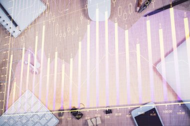 Forx grafik hologramının telefonlu masaüstü üzerinde çoklu pozlandırılması. Üst Manzara. Mobil ticaret platformu kavramı.