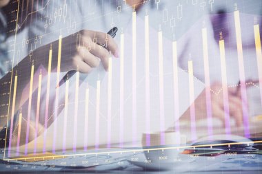 Ön x grafiğinin arka plan notları alan insanların üzerini çizerken çift pozlama. Mali analiz kavramı