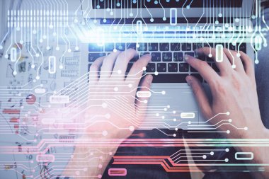 İnsan elinin bilgisayar klavyesi ve veri temalı hologram çiziminin üzerine yazarken çoklu pozlama. Üst Manzara. Teknoloji konsepti.