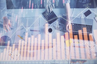 Birlikte çalışan kadın ve erkeğin birden fazla pozu ve finansal grafik hologramı. İş konsepti. Bilgisayar arkaplanı.