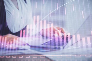 İş kadınlarının bilgisayar ve ön grafik hologram çizimlerini yazarken çift pozlama. Mali analiz kavramı.