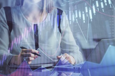 İşkadını ellerinin bilgisayar ve finansal grafik hologramı çizimlerinde çifte pozlama. Borsa analizi kavramı.
