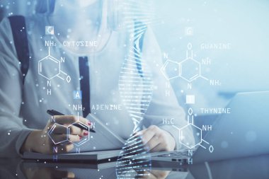 Bilgisayarda yazı yazan ve DNA hologramı çizen bir kadının ellerine iki kez maruz kalmış. Tıp eğitimi kavramı.