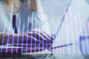 Bilgisayarda ve finansal grafik hologramında kadın eli yazarken çift pozlama. Borsa analizi kavramı.