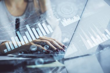 Bilgisayarda ve finansal grafik hologramında kadın eli yazarken çift pozlama. Borsa analizi kavramı.