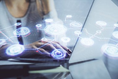 Kadın elinin bilgisayar ve sosyal ağ temalı hologram çizimlerinde çifte pozlama. Halk medyası kavramı.