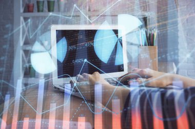 Bilgisayarda ve ön x grafik hologram çiziminde kadın eli yazarken çift pozlama. Borsa yatırım kavramı.