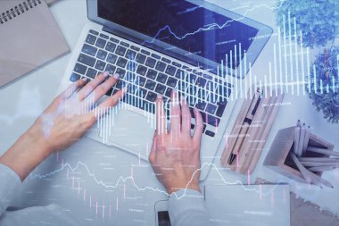 Bilgisayar ve ön grafik hologram çizimi üzerinde çalışan kadın elleri çift pozlama. Üst Manzara. Mali analiz kavramı.